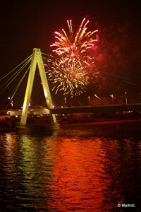 Feuerwerk über der Severinsbrücke Köln